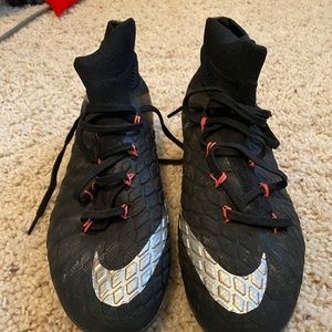 Youth size 5 Nike soccer cleats. Good condition.
